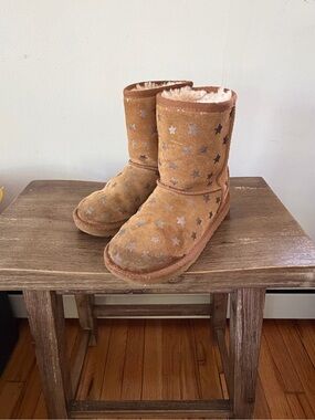 UGG Kids Tan Star-Print Shearling Boots size 1.